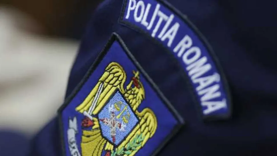 Scene ca-n filme. A condus fără permis, a lovit o mașină a poliției, apoi a rupt-o la fugă