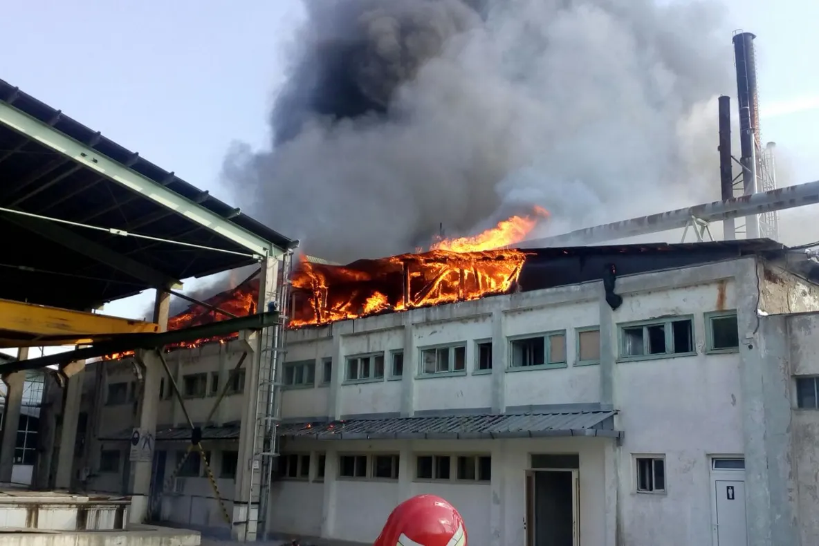 Incendiu puternic într-o hală industrală din Turnu Severin