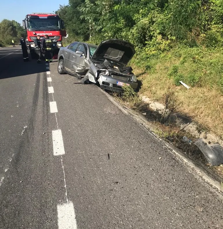 Accident pe DN 6 în Mehedinți. Patru persoane au ajuns la spital