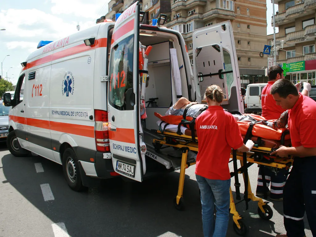 PACIENŢI ÎN COMĂ, PLIMBAŢI CU SALVAREA ÎNTRE CRAIOVA ȘI SEVERIN. SPITALUL JUDEȚEAN ARE TOMOGRAF, DAR NU ARE MEDIC