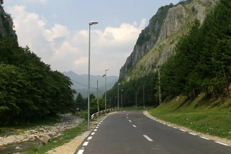 Se modernizează drumul județean 671 E din zona de munte a Mehedințiului