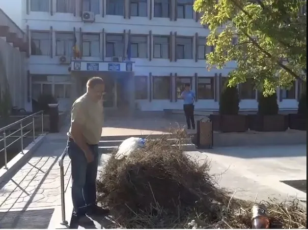 PROTEST INEDIT: A DUS GUNOIUL ÎN FAȚA PRIMĂRIEI