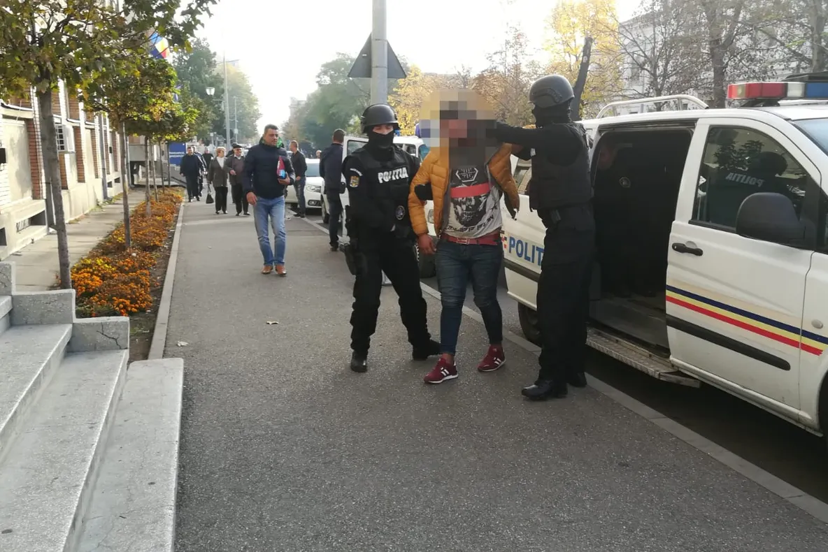 Trei bărbați din Dolj, reținuți pentru comiterea mai multor infracțiuni de tâlhărie și furt calificat în Turnu Severin