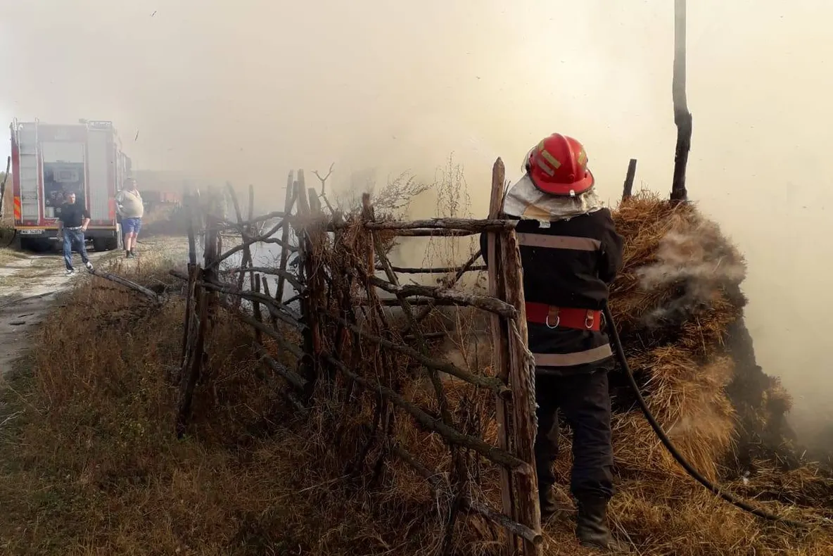 Incendii puternice la două depozite de furaje din Mehedinți