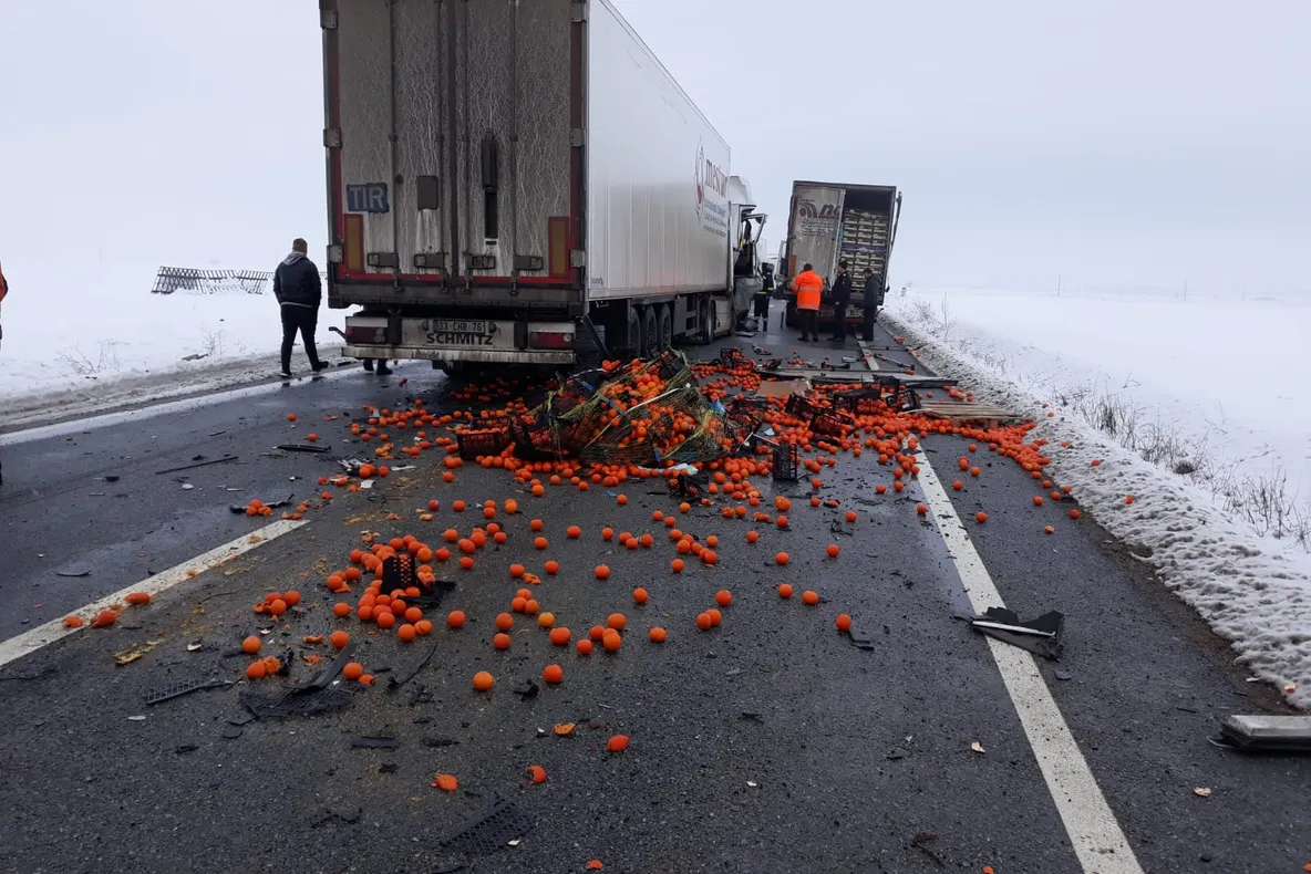 Circulație blocată pe DN56, între localitățile Rogova și Vânju Mare