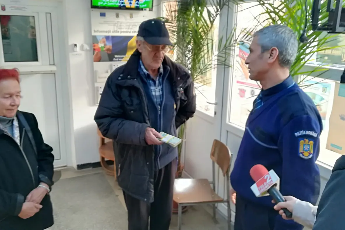 Un bătrân și-a recuperat banii pe care îi credea pierduți
