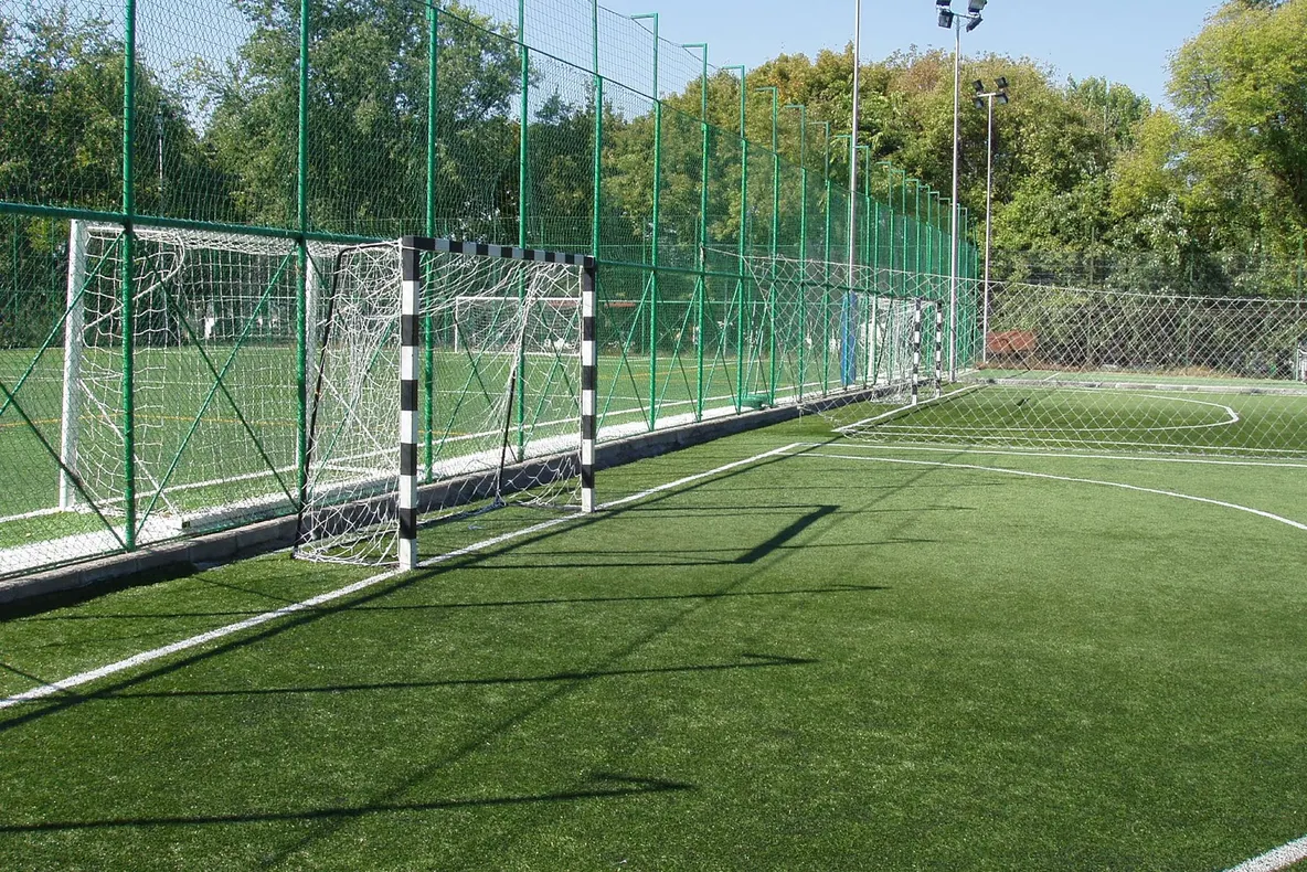 Patru minori au furat porțile metalice de la un teren de fotbal