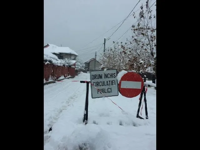 IARNA FACE PRĂPĂD ȘI LA MEHEDINȚI. Trenuri blocate, accidente și mii de familii fără curent, drumuri blocate