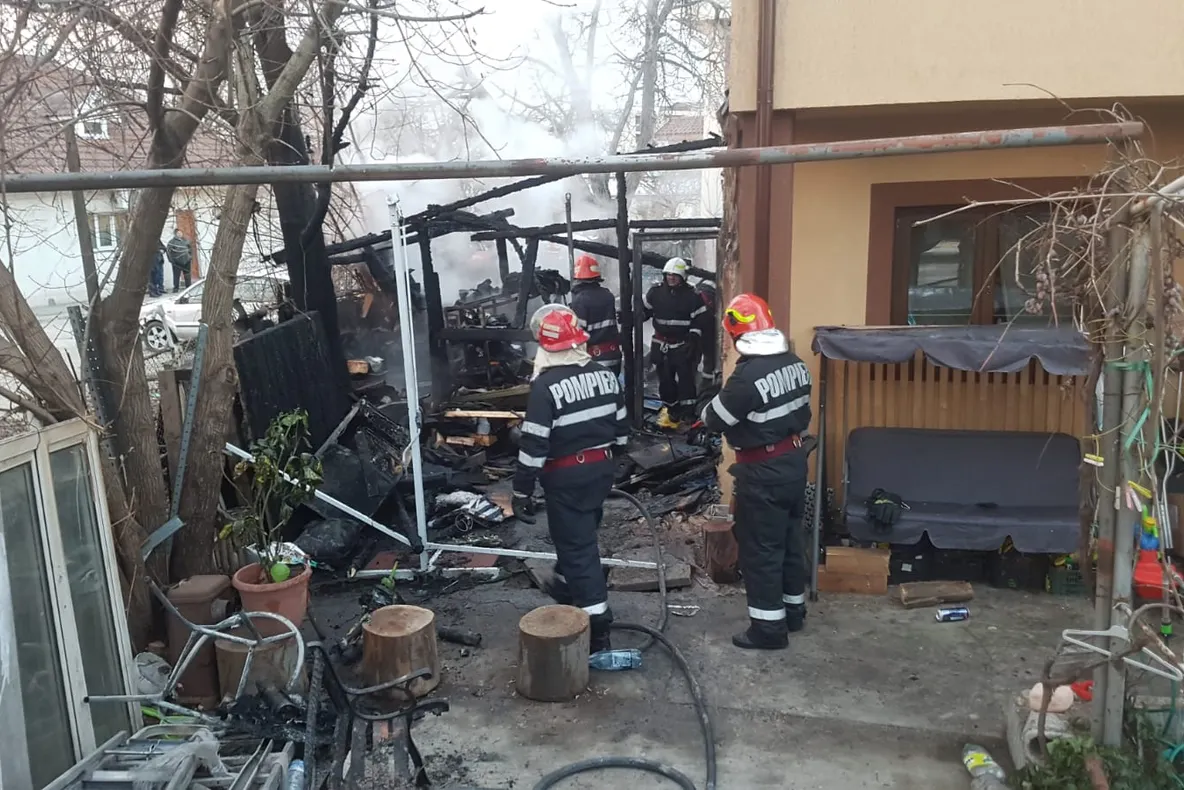Incendiu provocat de un coş de fum neprotejat