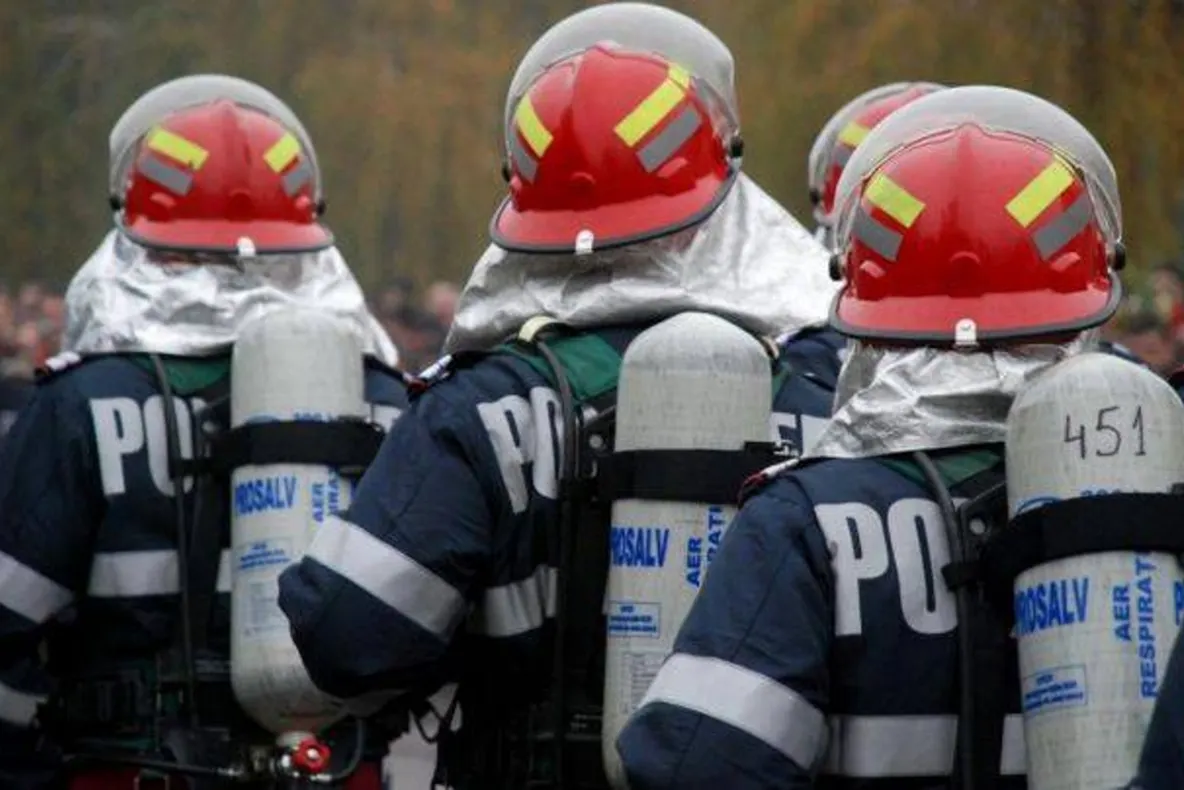 Un pacient adus pe brațe de pompieri 500 de metri din cauza zăpezii viscolite în Mehedinți