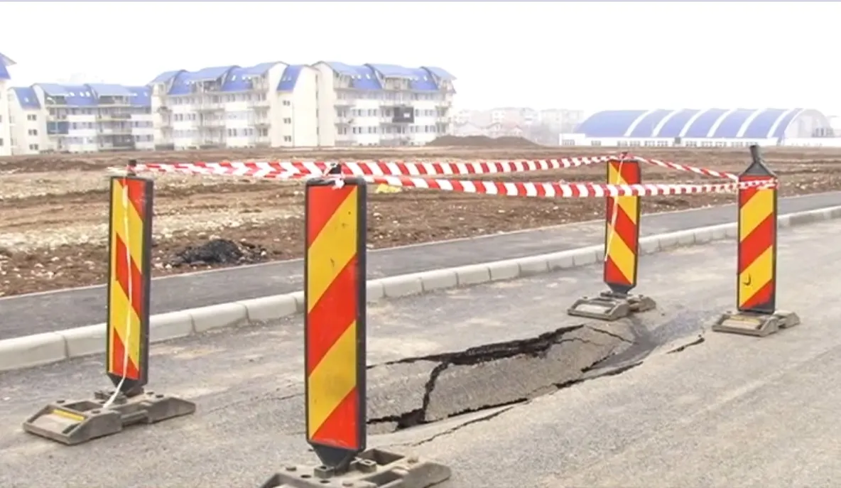 ASFALT SURPAT PE PE O STRADĂ RECENT REABILITATĂ