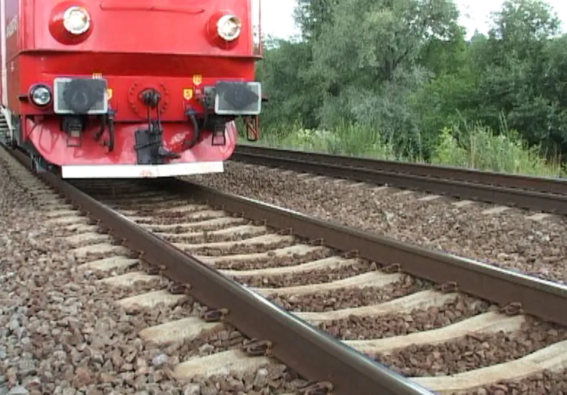 Un taxi cu doi pasageri lovit de tren la Orșova
