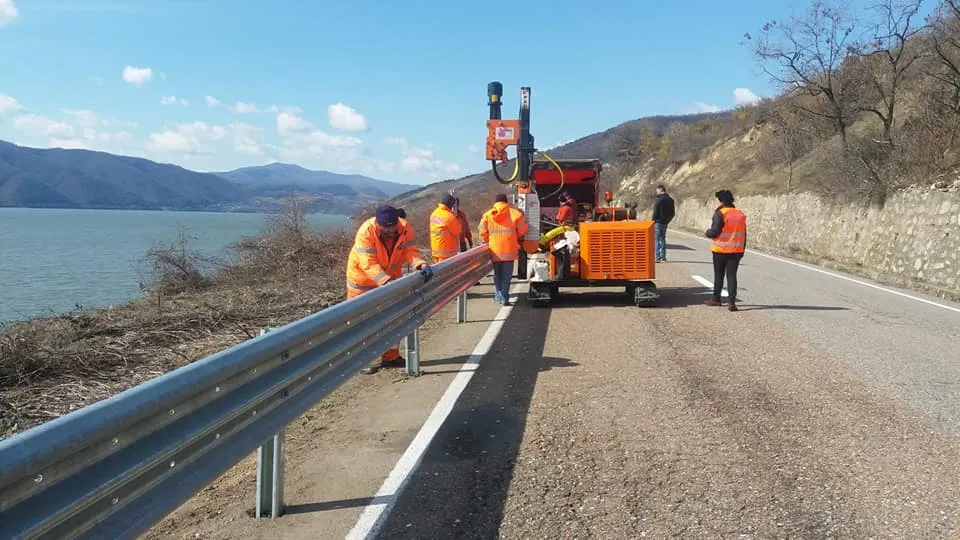 Drumarii montează parapeți de protecție în Clisura Dunării