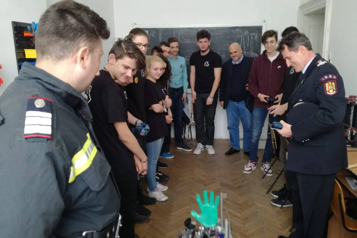 ISU Mehedinţi susţine echipa de robotică „The EMPEROR”
