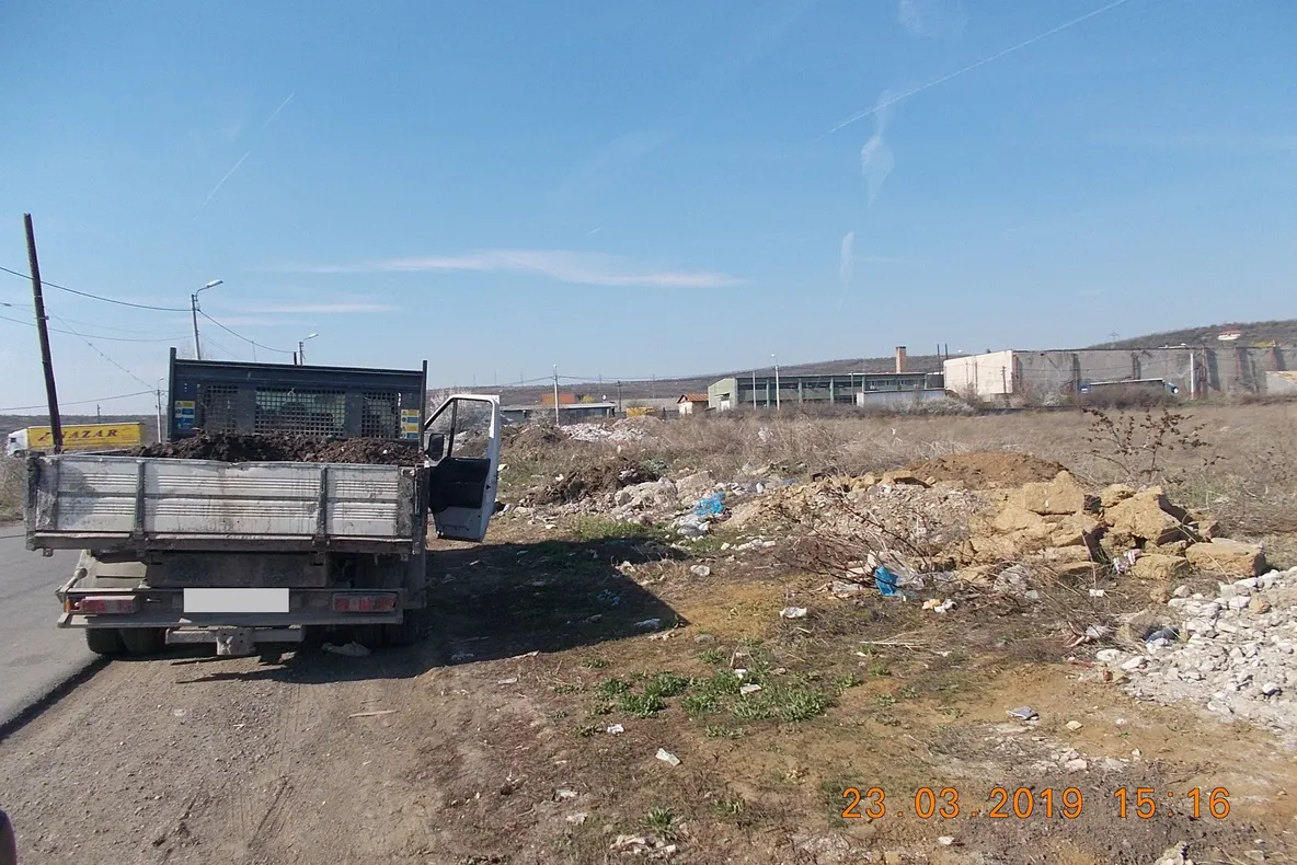 Un bărbat, sancționat cu 500 de lei pentru că a aruncat gunoiul menajer pe domeniul public