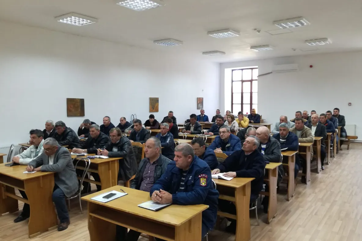 Şefii serviciilor voluntare pentru situaţii de urgenţă instruiţi de pompieri