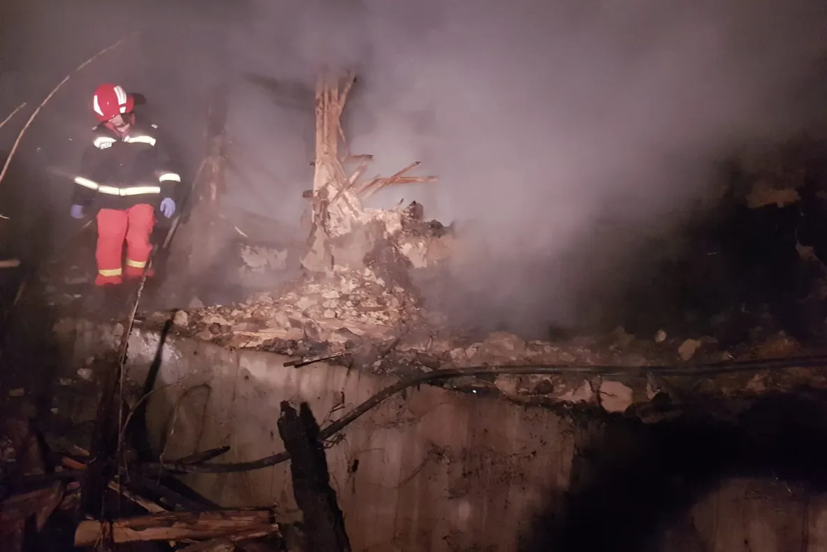 A luat foc acoperișul unui bloc din Vânju Mare
