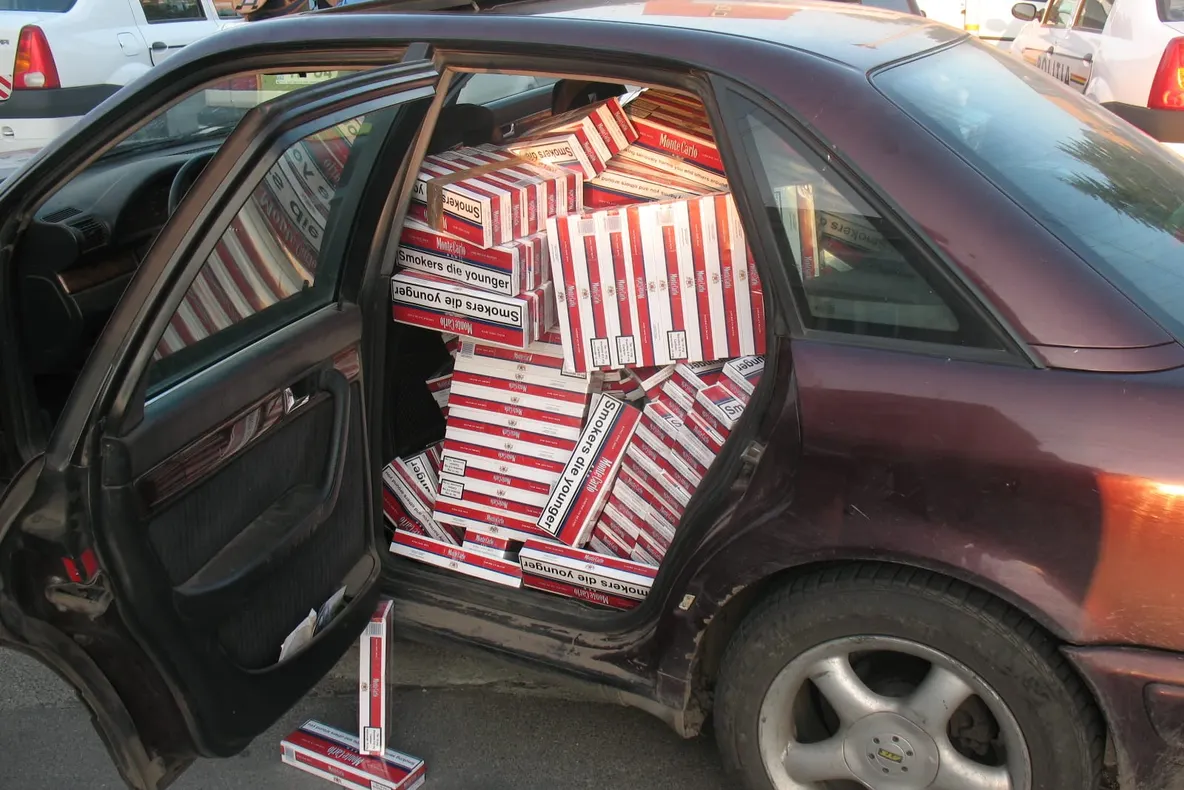 Aproape 15.000 țigarete descoperite asupra unui bărbat, în trafic