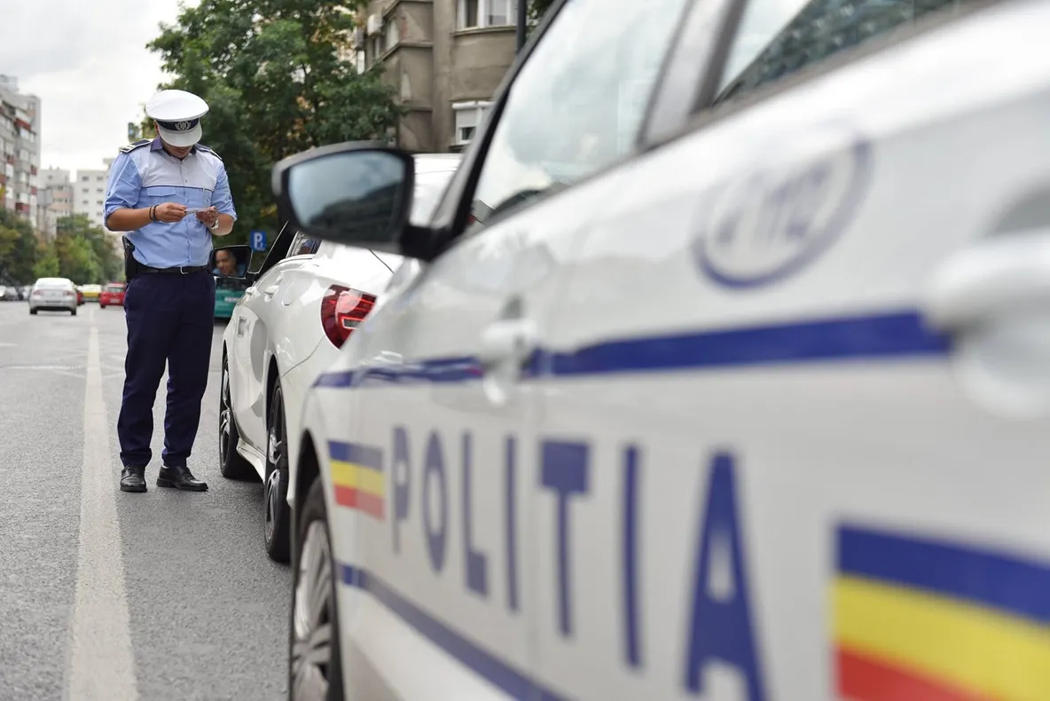 HULIGANI TRIMIȘI ÎN AREST, DUPĂ CE AU ATACAT UN ȘOFER OPRIT ÎNTR-O INTERSECȚIE