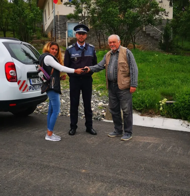 Portofel găsit la Ponoare de o tânără și restituit proprietarului, un cetățean străin