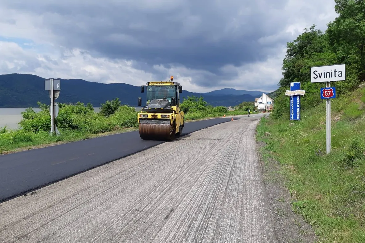 Se toarnă asfalt în Clisura Dunării, pe sectorul Svinița - Dubova