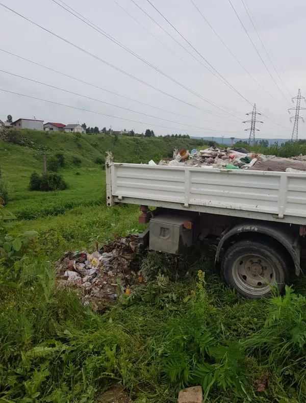 Sancționat cu 1.000 de lei pentru că a aruncat materiale de construcții pe domeniul public