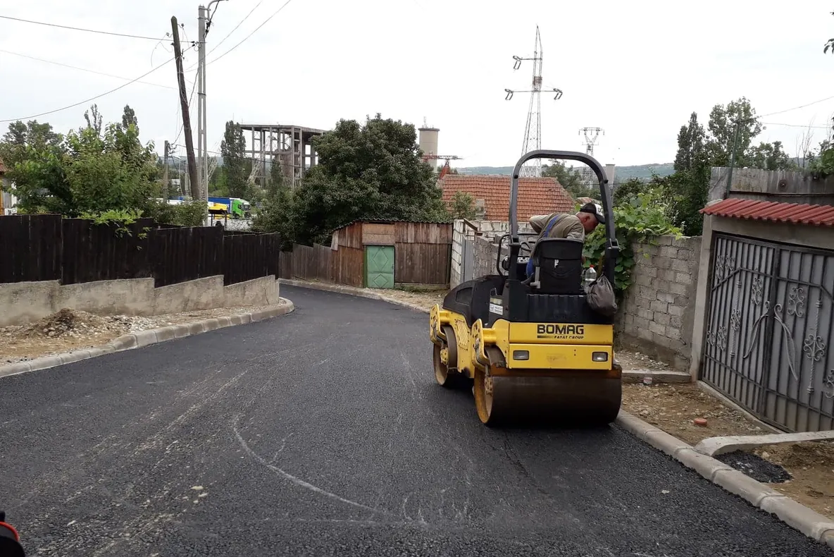 Se toarnă asfalt pe patru străzi din cartierul Gura Văii