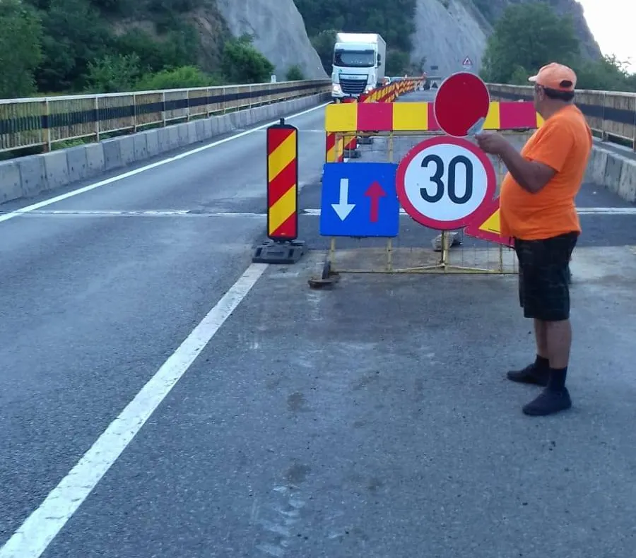 Se circulă restricționat pe DN6. Drumarii s-au apucat de reparații