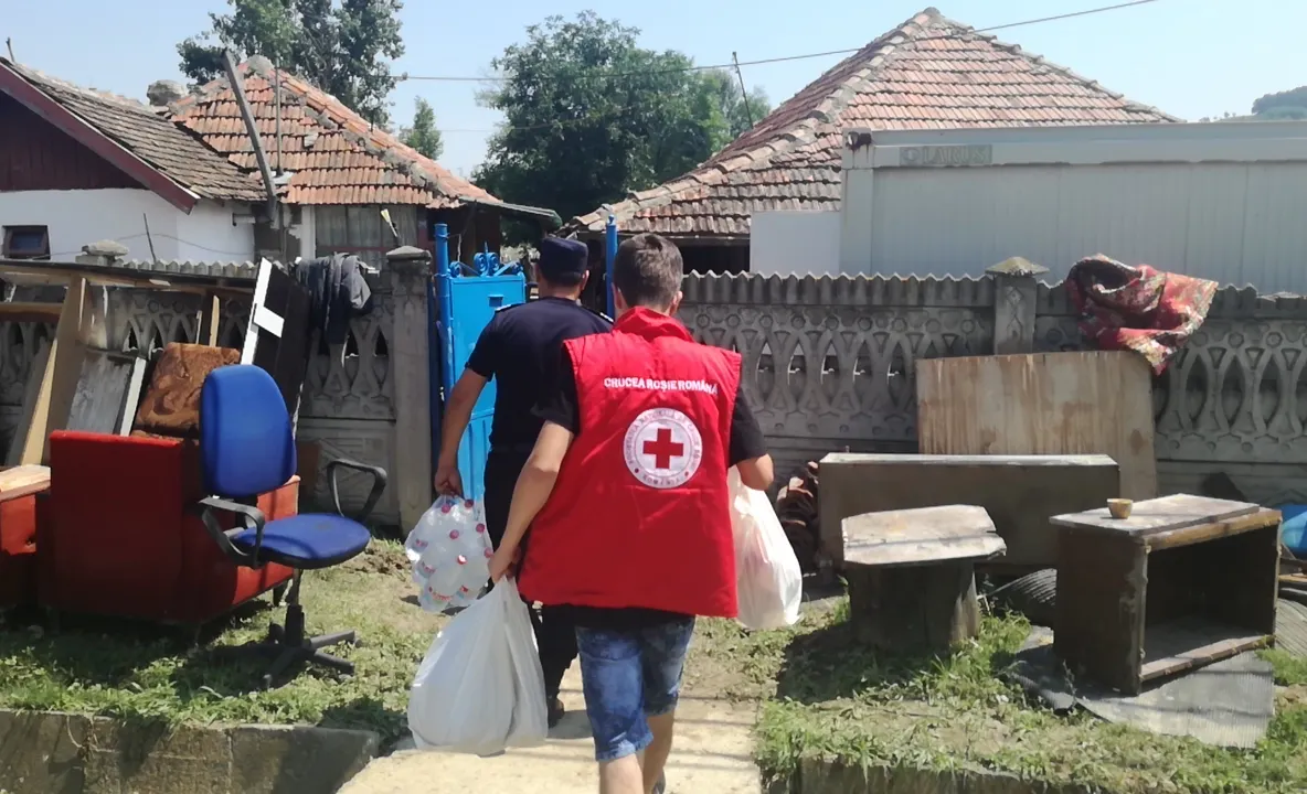 VIDEO Misiune comună pentru sprijinirea persoanelor afectate de inundaţii din judeţul Mehedinţi