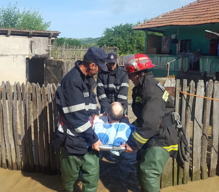 FOTO Pompierii intervin în mai multe localități din Mehedinți unde ploile au făcut prăpăd
