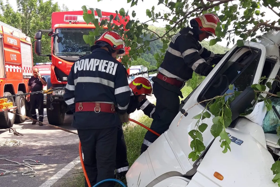 Accident pe DN56 A  între un TIR și o mașină