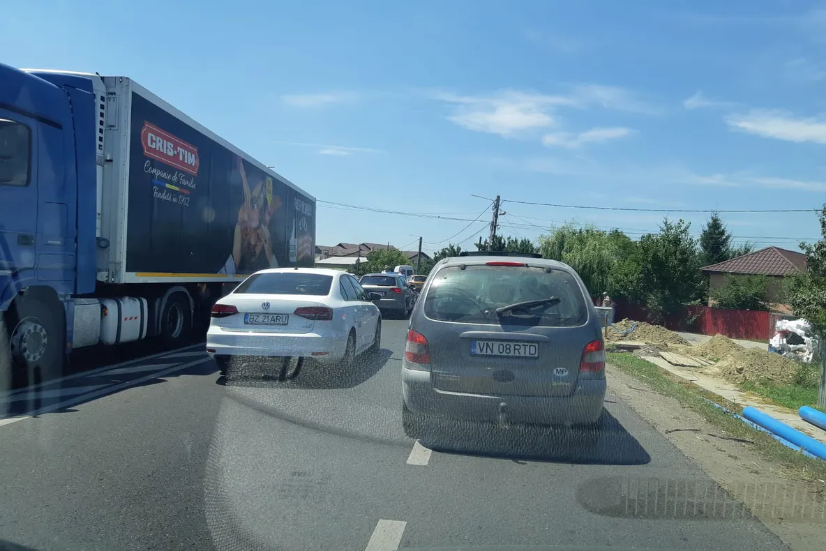 Un bărbat de pe un buldoexcavator a ajuns la spital