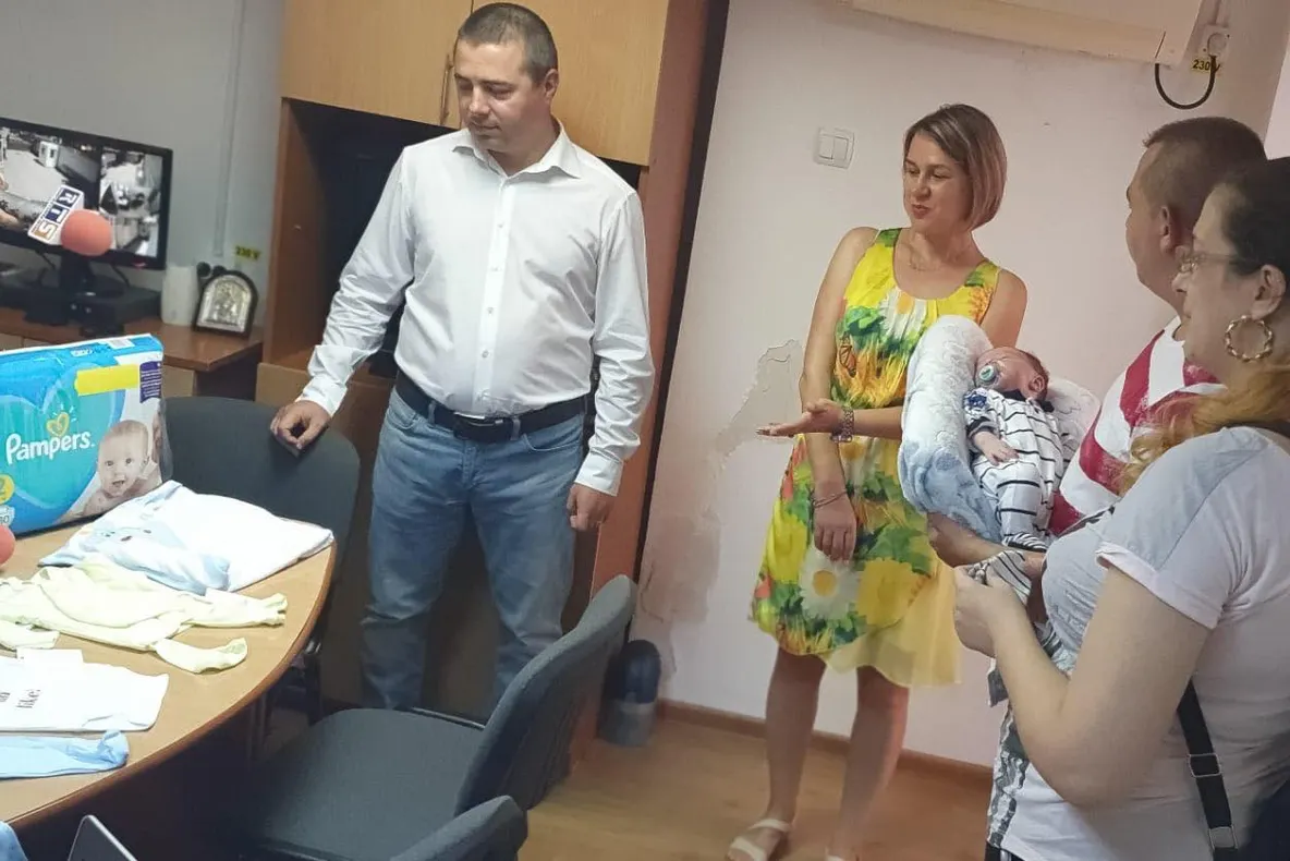 Viceprimarul Daniel Cîrjan a oferit astăzi primul pachet cu produse pentru bebeluși