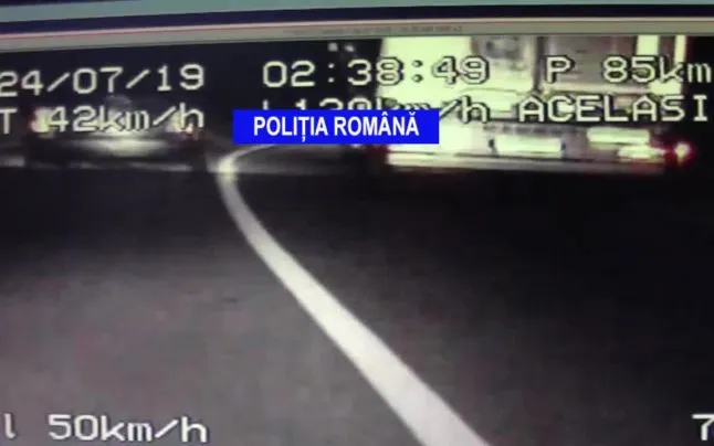 VIDEO S-au tras zece focuri de armă, după ce un şofer nu a oprit la semnalele poliţiştilor din Mehedinți