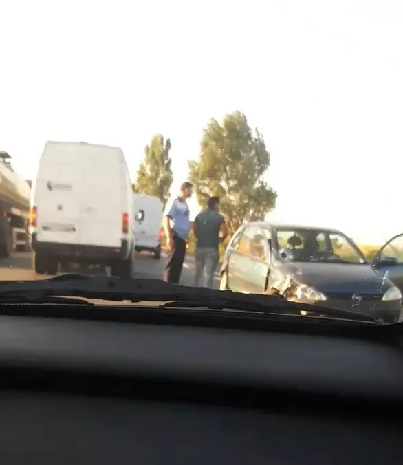 Impact violent într-o intersecţie din Turnu Severin. O mașină a ricoșat într-o casă