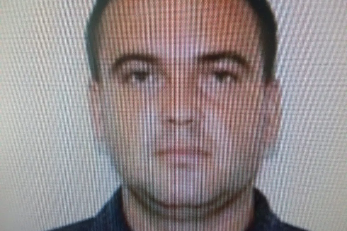 Bărbatul care a ucis o femeie cu o rangă în cap se ascunde în continuare