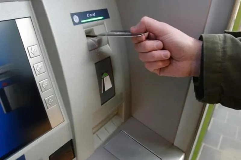 Cercetat pentru operațiuni bancare fără drept