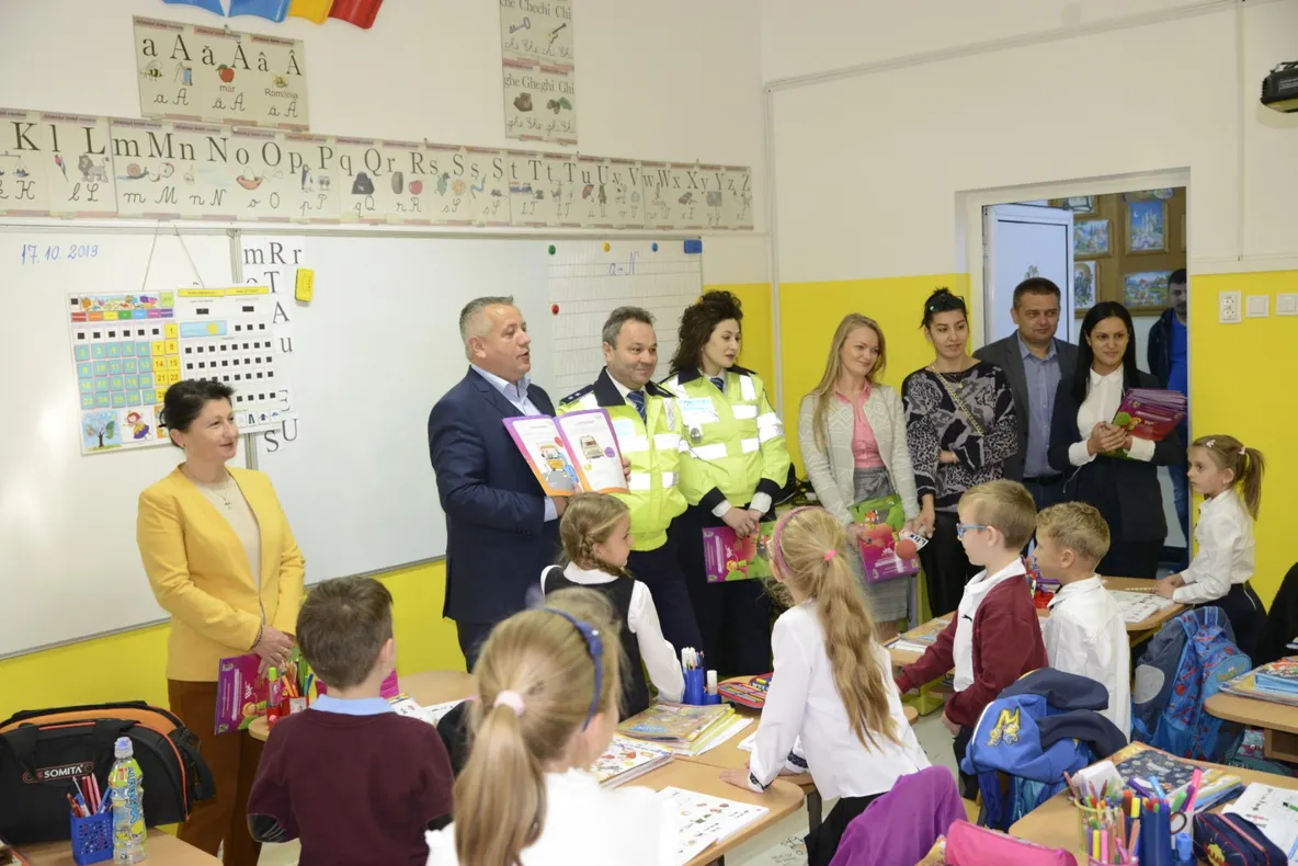 Școlarii din clasele primare învaţă circulaţie rutieră printr-o carte de colorat