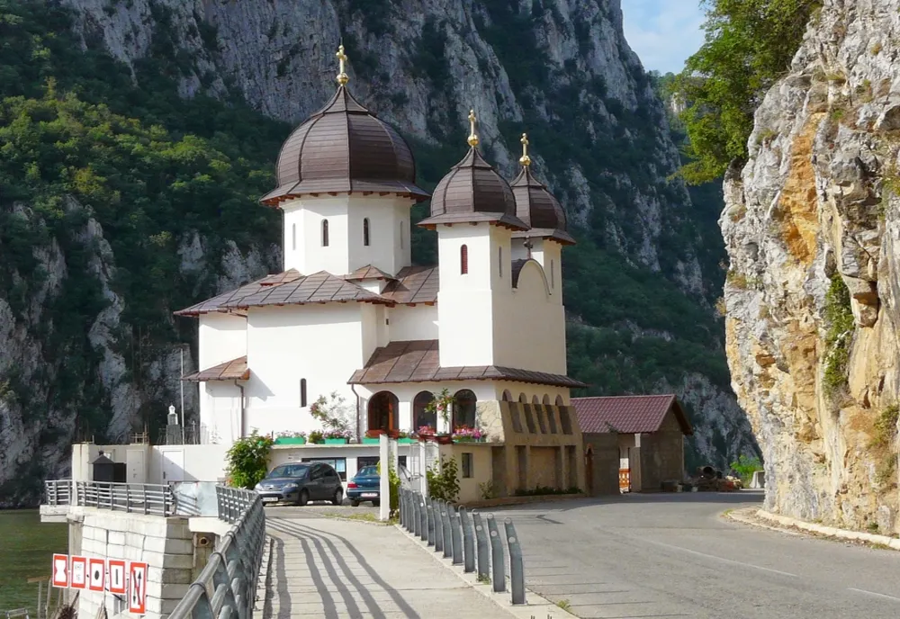 Preasfinţitul Nicodim va sluji vineri la Mănăstirea Mraconia