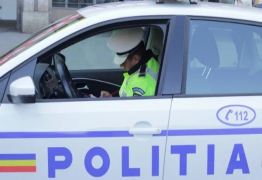 Mort de beat, un șofer a intrat cu mașina în zidul unei clădiri