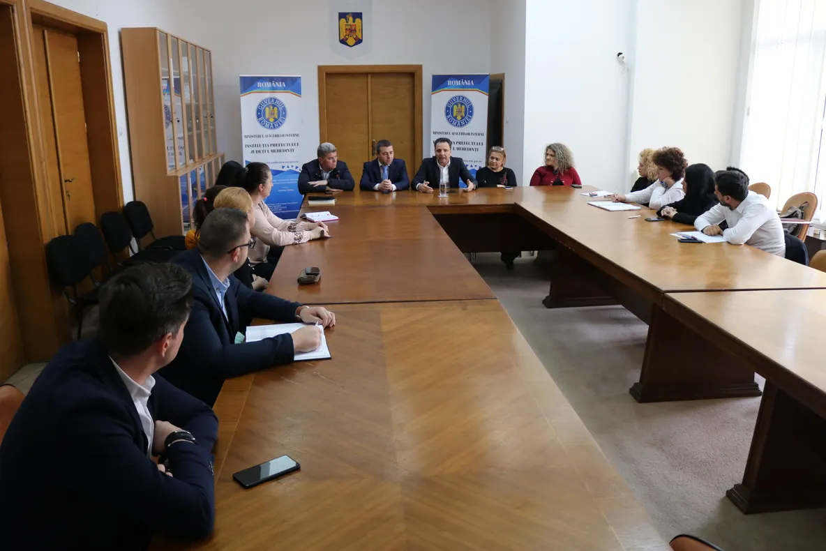 Prefectul Cristinel Pavel s-a întâlnit cu reprezentanții marilor centre comerciale din Mehedinți