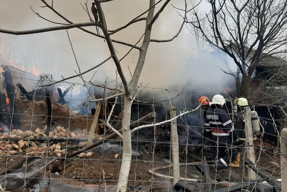 Incendiu puternic la Butoiești