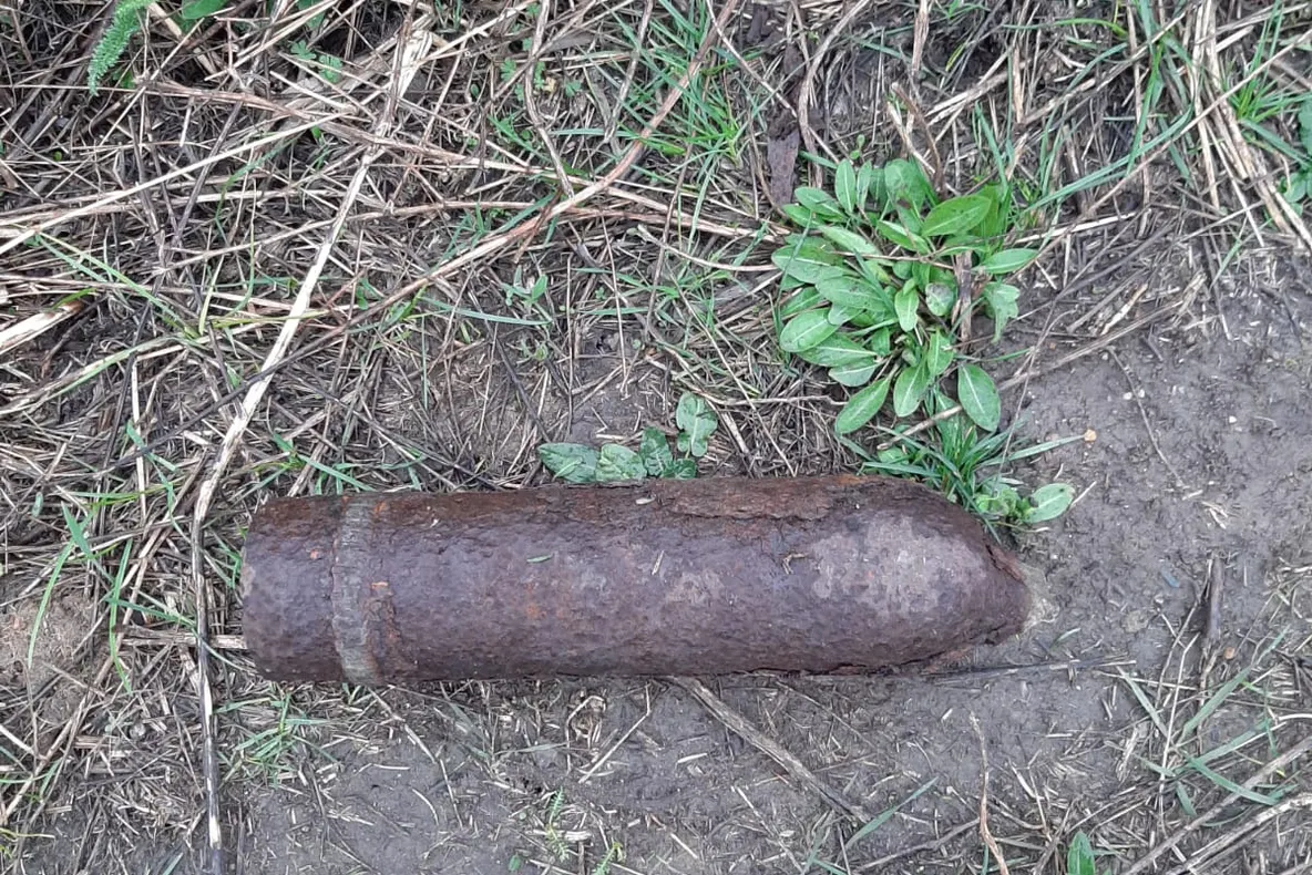 Alertă în Magheru: Un proiectil de artilerie, găsit de un cetățean