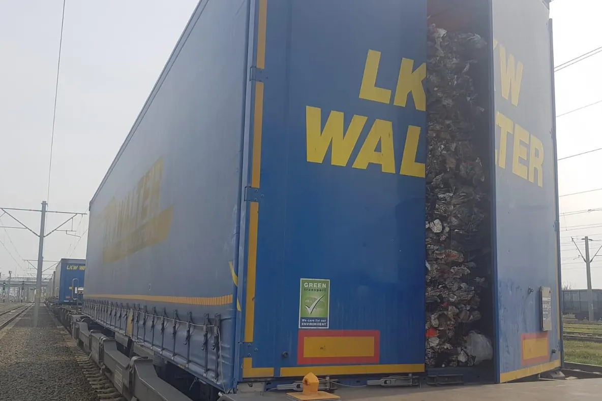TIR plin cu gunoaie din Anglia, oprit în trafic de Garda de Mediu Mehedinți