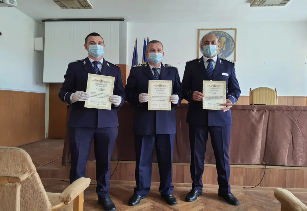 Trei polițiști, felicitați pentru spirit civic în timpul exercitării atribuțiilor de serviciu