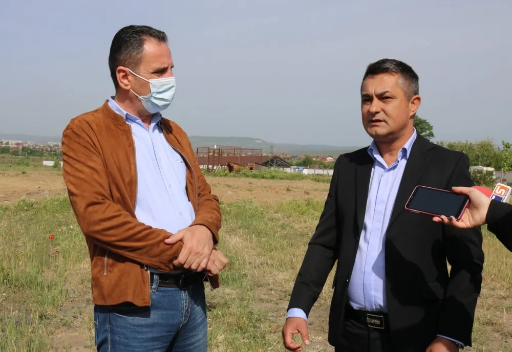 Primăria Șimian a dat teren pentru casă la 23 de tineri 