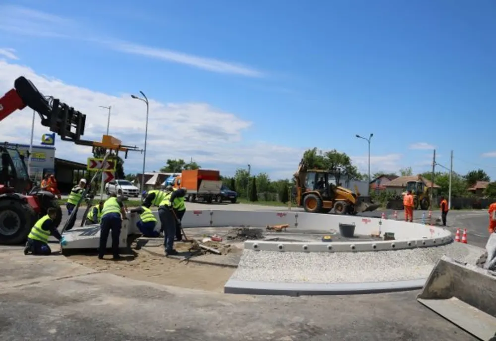 Se construiește un sens giratoriu la Devesel 