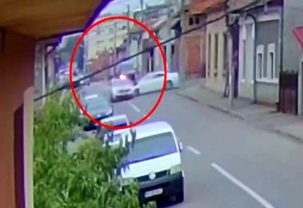 O mașină a lovit autospeciala de poliție aflată în misiune