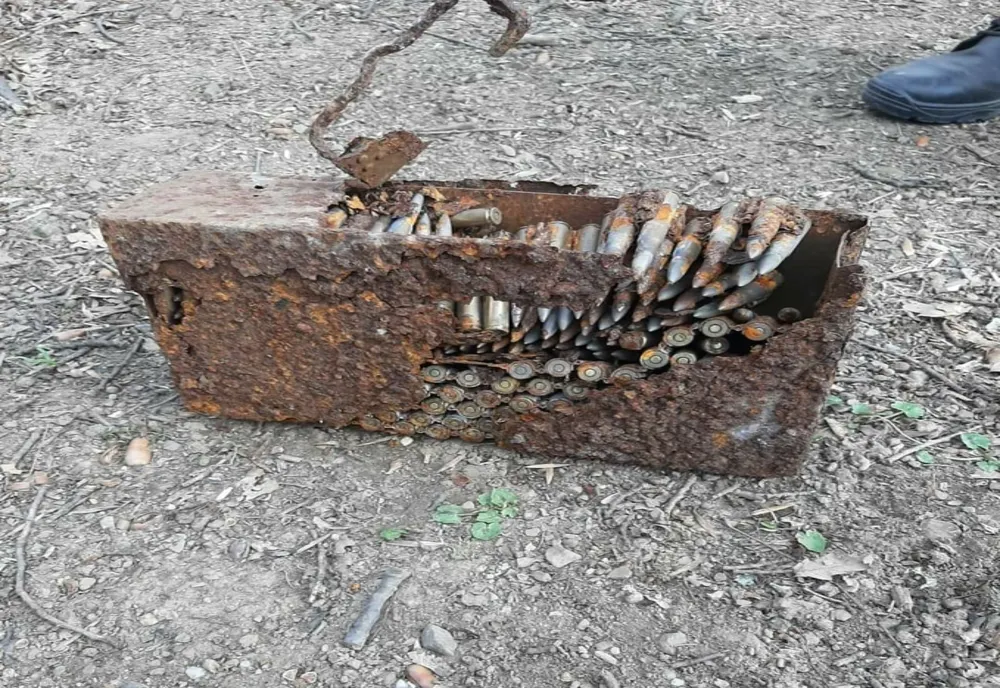 Elemente de muniție descoperite de tineri care se aflau în drumeție 