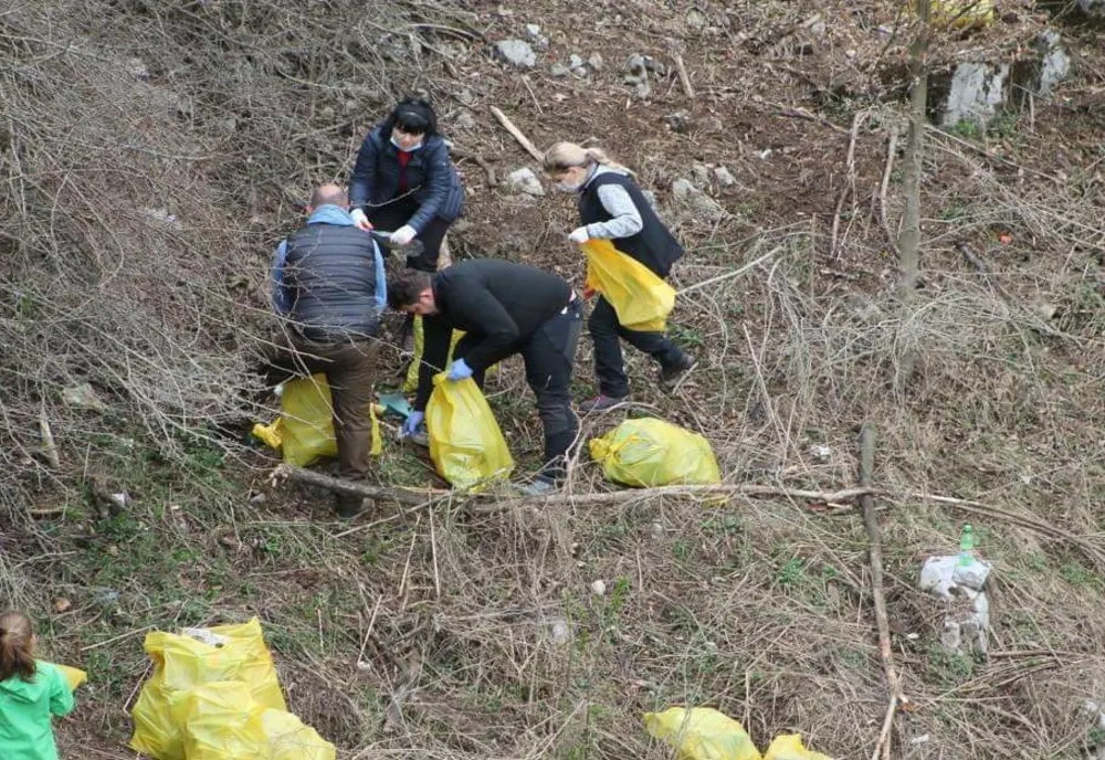 Acțiune de ecologizare în Geoparcul Platoul Mehedinți